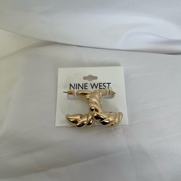 Nine West gold hoop earrings NWT - Picture 2 of 3